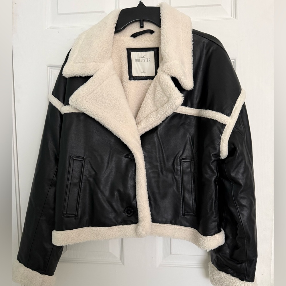 Hollister Sherpa-Lined Vegan Leather Crop Biker Jacket. Size L - Picture 3 of 12